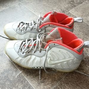 Pair of Nike Air size 9 women 7 youth